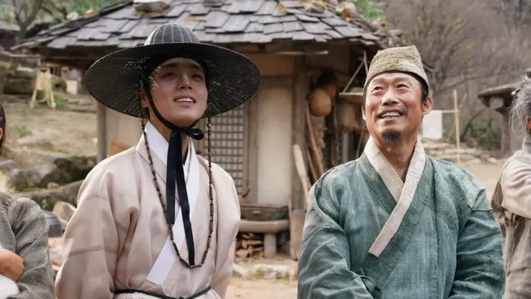 단종을 연기하는 박지훈 배우와 엄흥도를 연기하는 유해진 배우가 유배지에서 행복하고 온화한 느낌의 미소를 짓고 있다