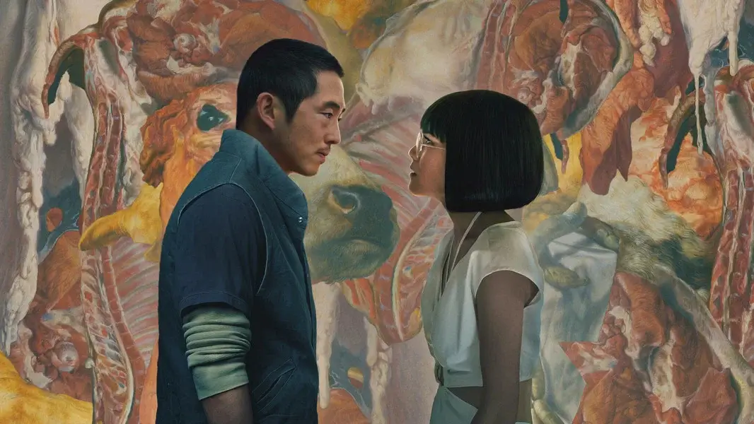 강렬한 그림 앞에서 남녀가 가까이 마주 서며 복잡한 감정과 대립을 드러내는 넷플릭스 시리즈 성난 사람들의 장면.