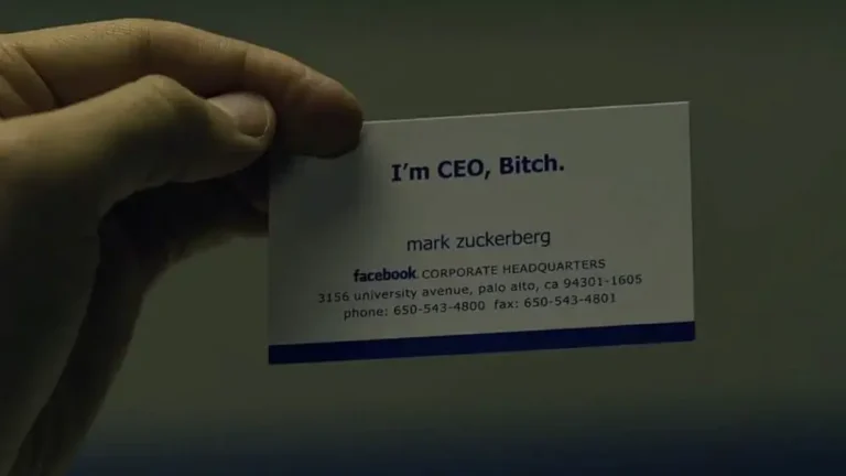 손에 든 명함에 I’m CEO, Bitch.라는 문구가 적혀 있어 권력과 도발을 상징적으로 보여주는 영화 소셜 네트워크의 장면.