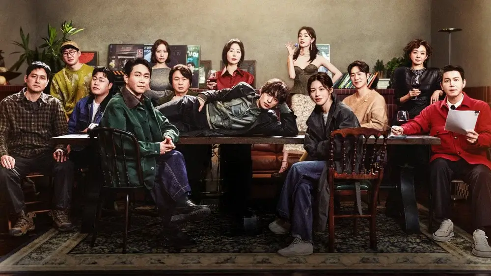드라마 모두가 자신의 무가치함과 싸우고있다 단체 포스터 이미지로, 주요 캐릭터를 연기하는 배우들이 한 공간에 모여 각기 다른 표정과 자세로 얽힌 관계와 앙상블 서사를 예고하는 비주얼.