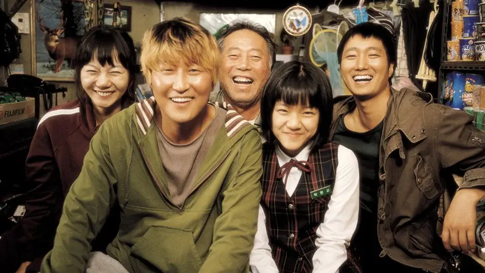 좁은 실내에서 밝게 웃으며 기념사진을 촬영한 영화 괴물 출연진 단체 이미지.